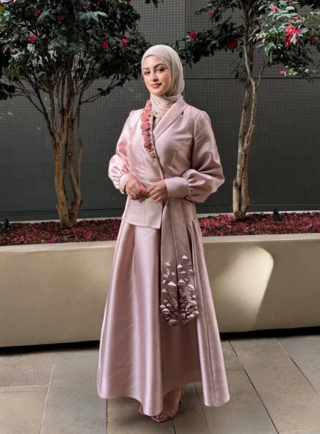 طقم تنورة مع حزام مورد