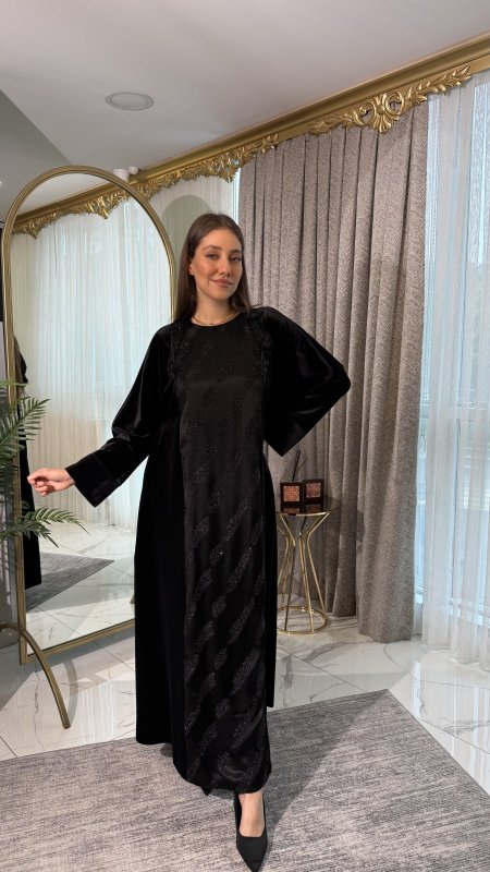 عباية "فخامة المخمل والمطرز" (Royal Velvet Embroidered Abaya)CODE 1404