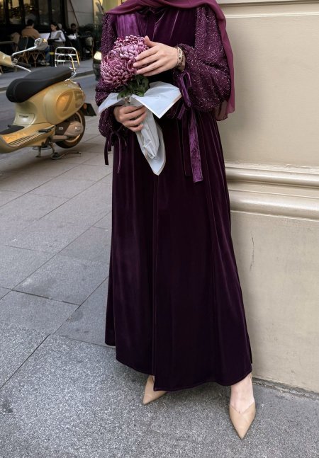 عباية مخمل مع أكمام مطرزة (Embroidered Sleeve Velvet Abaya)