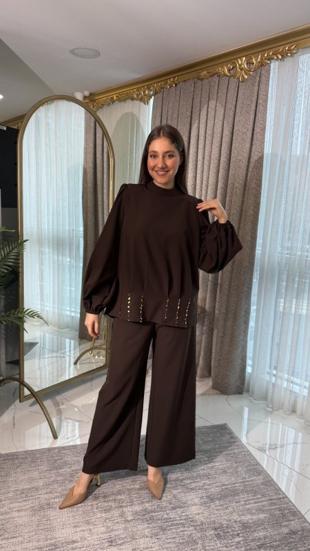 طقم راقي بأكمام منتفخة وتطريز ناعم (High-Neck Set with Puff Sleeves & Subtle Embellishments)