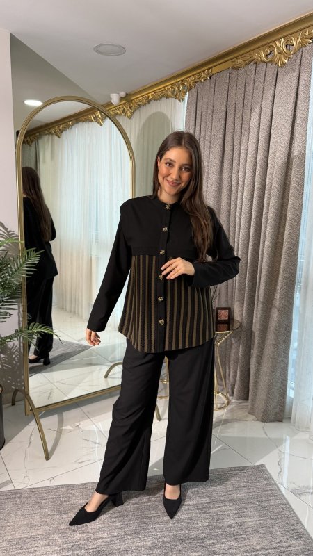طقم عصري مقلم باللون الذهبي والأسود (Black & Gold Striped Two-Piece Set)