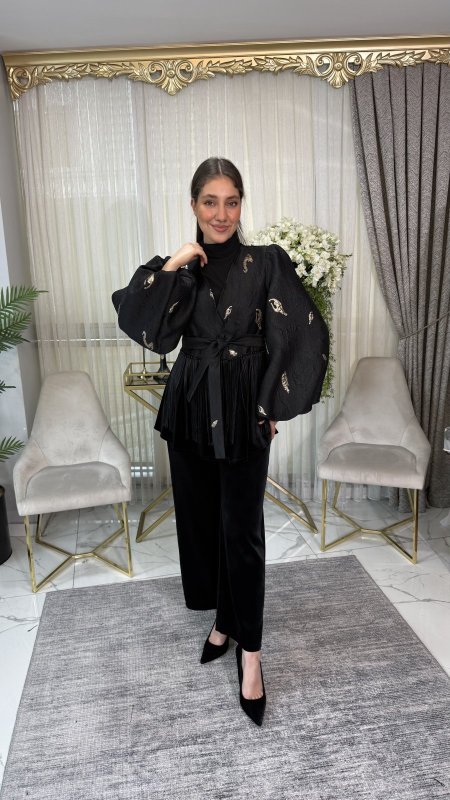 طقم أسود فاخر بتطريز ذهبي وشراشيب أنيقة (Luxurious Black Set with Gold Embroidery & Fringes)