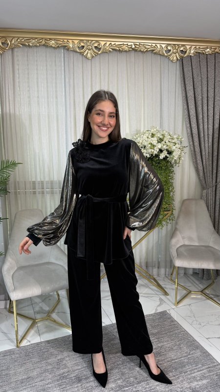 طقم مخمل أسود بأكمام  لامعة ووردة بارزة (Velvet Set with Metallic Sleeves & Floral Accent)