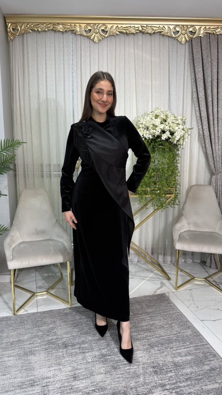 فستان مخمل أسود فاخر بوشاح مائل وشراشيب براقة (Luxurious Black Velvet Dress with Fringed Sash)